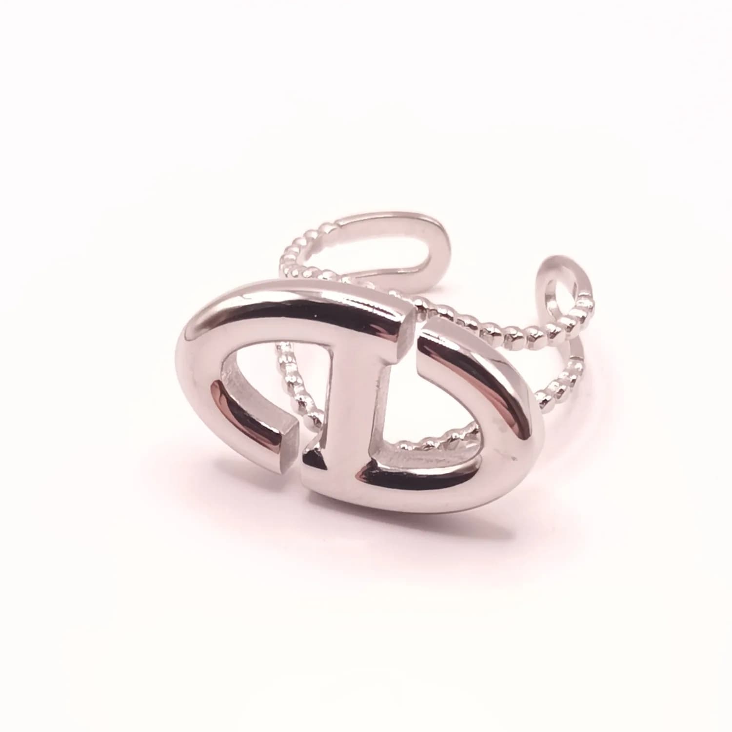 Bague ouverte argentée à maillon marin poli, vue de face sur fond blanc.