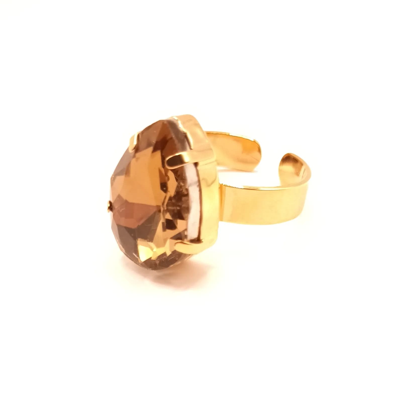 Bague dorée à pierre goutte ambrée vue de profil, anneau ouvert visible.