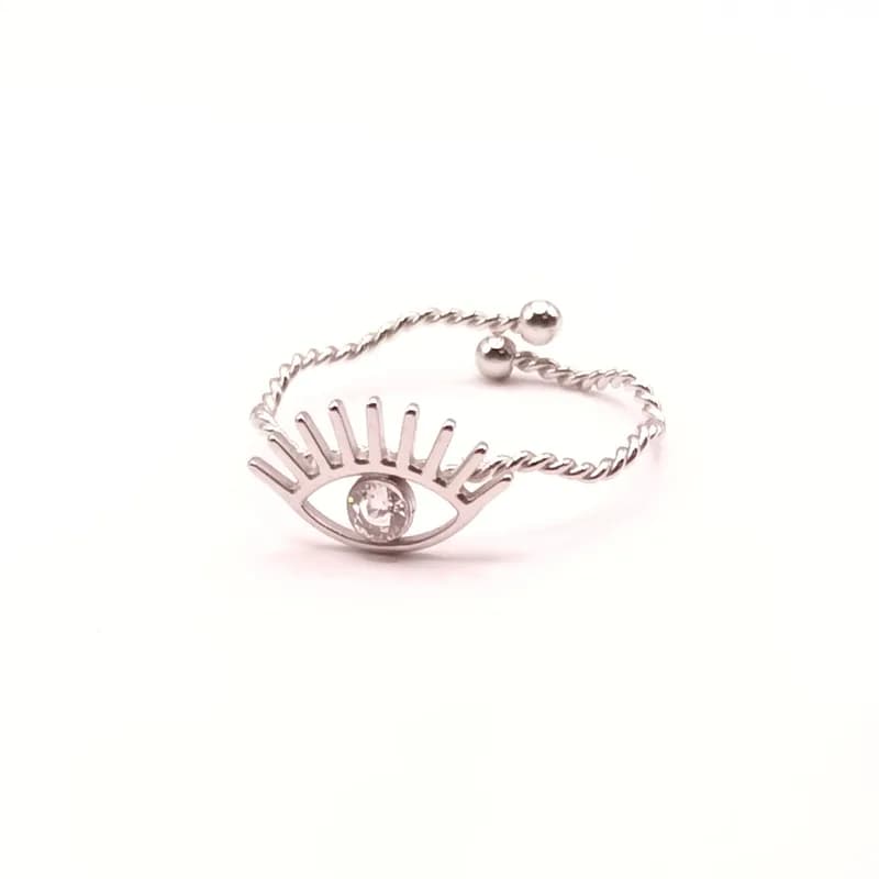 Bague œil argentée réglable posée sur une pierre violette