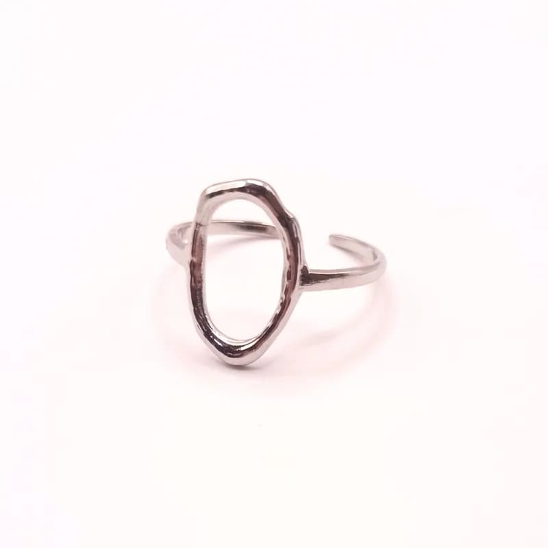Bague à ovale ajouré aux contours irréguliers, vue de face.