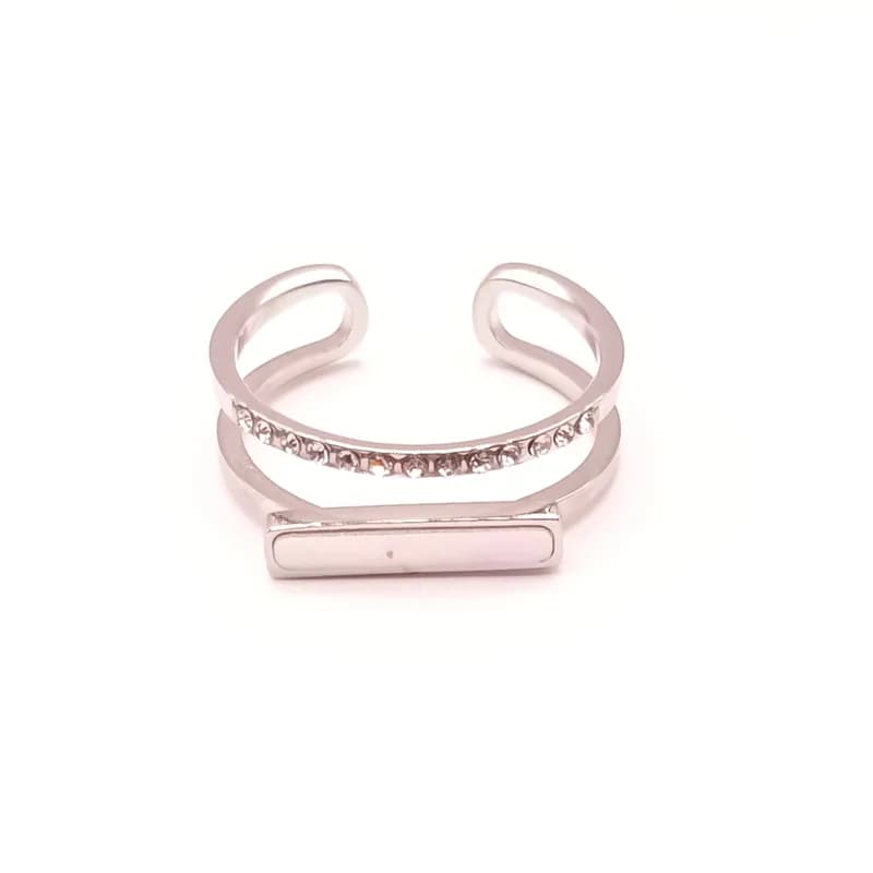 Bague ouverte argentée à double anneau, barre lisse et rang de strass - vue de face