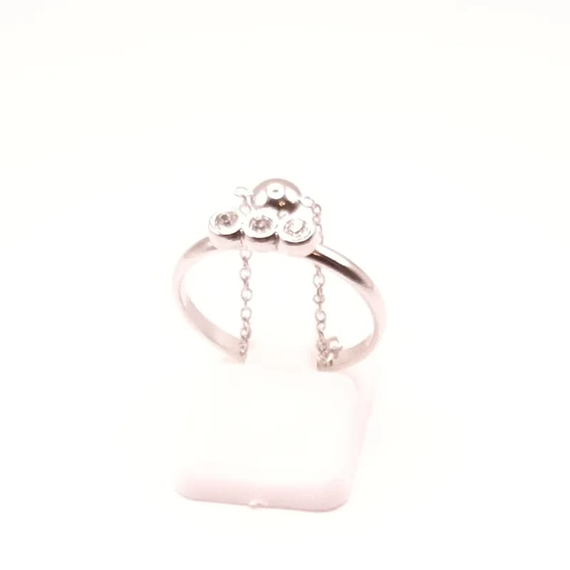 Bague argentée à trois strass et chaînette suspendue - vue de face