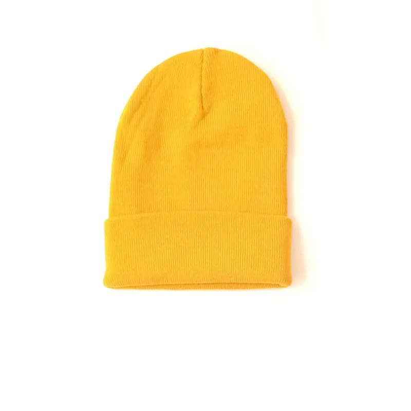 Bonnet jaune moutarde en maille à large revers, vu de face sur fond blanc.