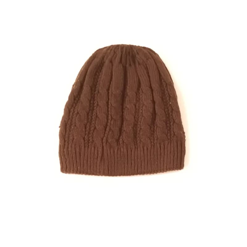 Bonnet marron en maille torsadée avec bord côtelé, vu de face sur fond blanc.