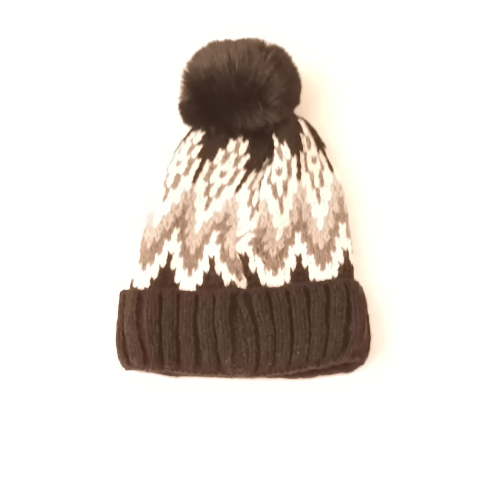 Bonnet jacquard nordique marron, blanc et beige à pompon, vu de face sur fond blanc.