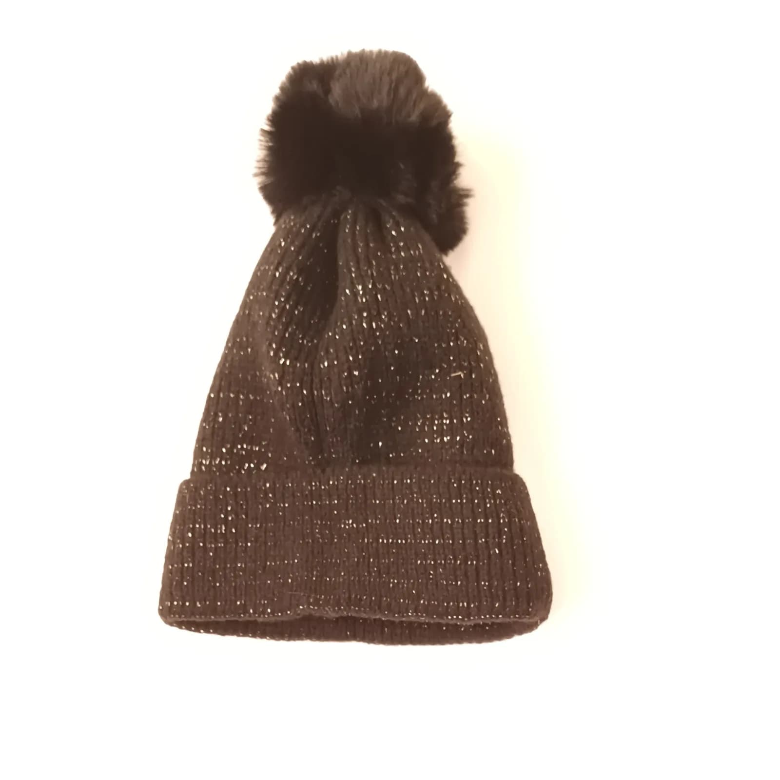 Bonnet noir pailleté à revers et gros pompon, vu de face sur fond blanc.