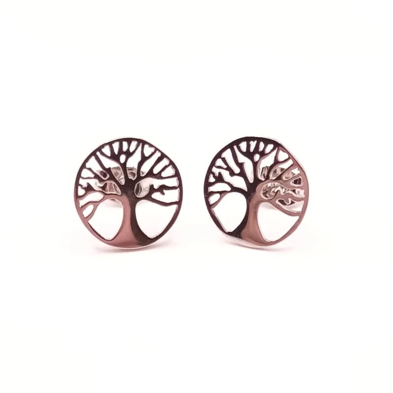 Paire de boucles d'oreilles puces arbre de vie ajouré au ton argenté, vue de face.