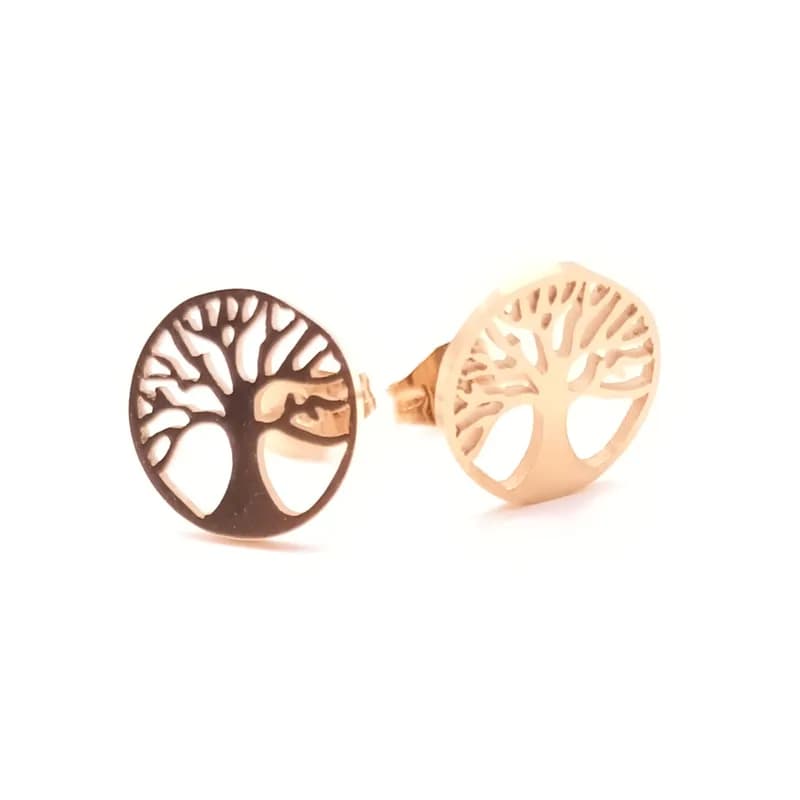 Paire de boucles d'oreilles puces arbre de vie ajouré au ton doré, vue de biais.