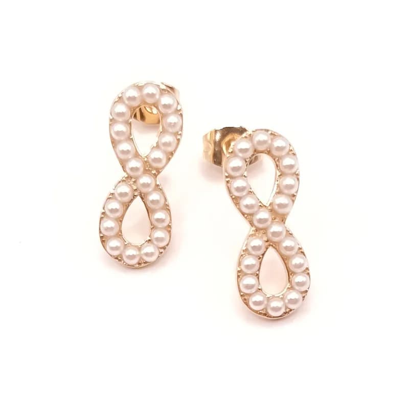 Paire de boucles d'oreilles puces en forme d'infini dorées, serties de petites perles nacrées, vue de face.