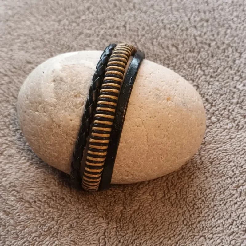 Bracelet cuir noir multi-rangs avec cordon décoratif - style moderne ajustable