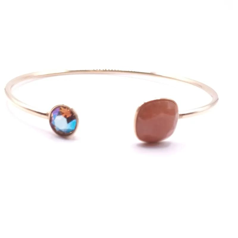 Bracelet jonc doré ouvert à pierre terracotta et cristal irisé - vue de trois quarts