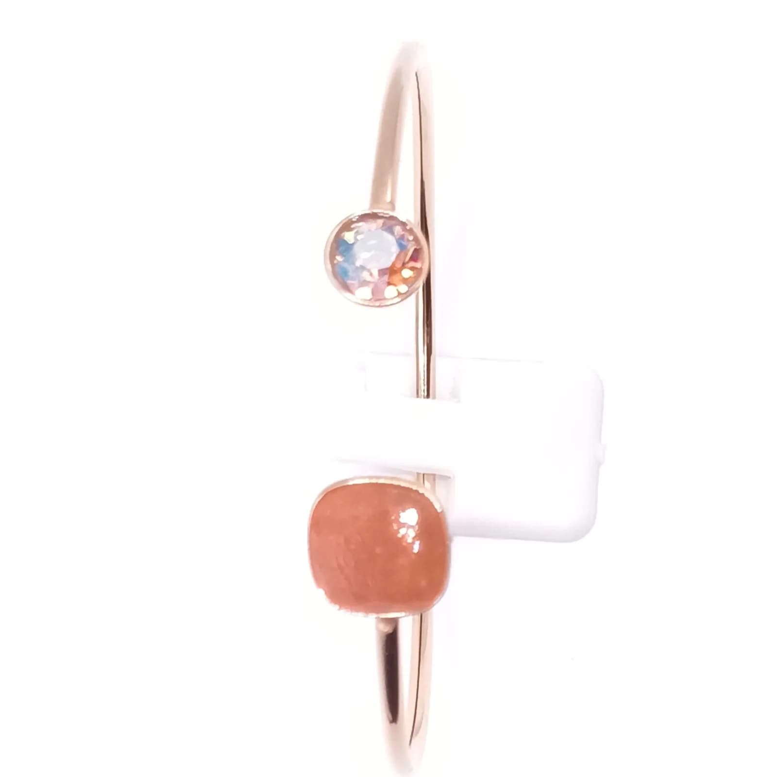 Bracelet jonc doré ouvert à pierre terracotta et cristal irisé - vue de face sur son présentoir blanc