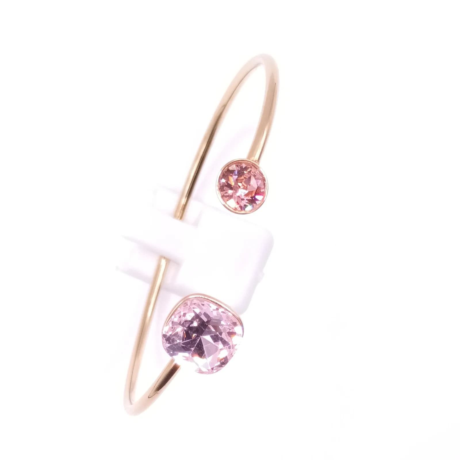 Bracelet jonc doré ouvert à cristaux rose pâle et rose pêche - vue de trois quarts sur son présentoir