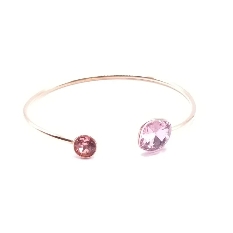 Bracelet jonc doré ouvert à cristaux rose pâle et rose pêche - vue d'ensemble sur fond clair