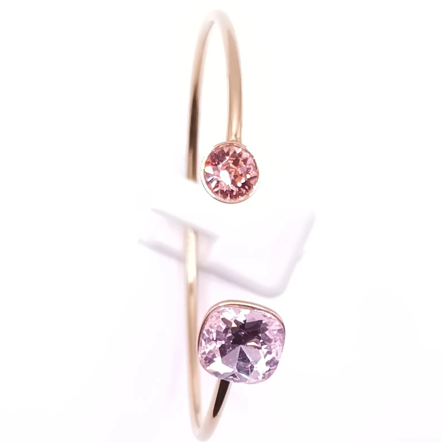 Bracelet jonc doré ouvert à cristaux rose pâle et rose pêche - gros plan sur le cristal rose pâle