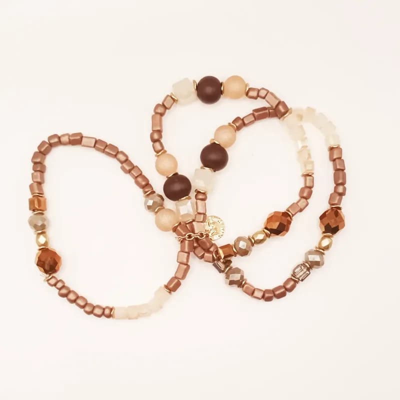 Trio de bracelets en perles marron, beige et cuivrées - vue d'ensemble à plat