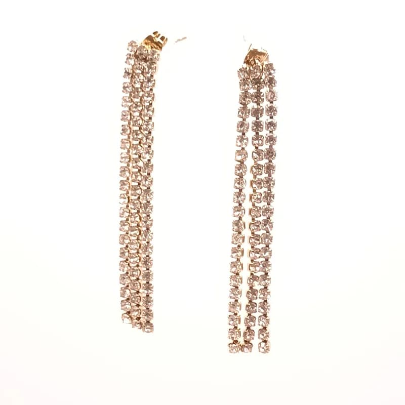 Boucles d'oreilles pendantes en franges de pierres claires, présentées de face sur fond blanc