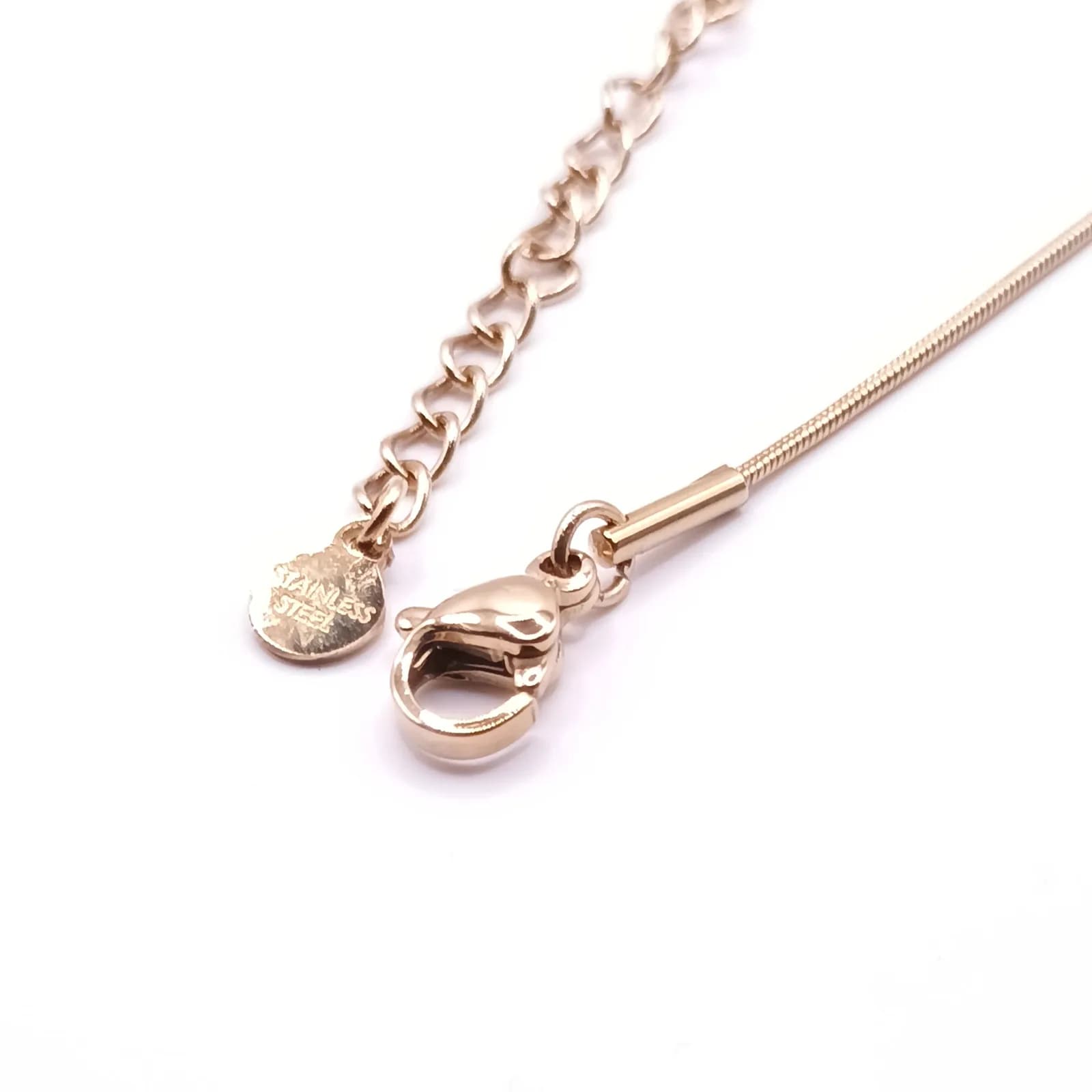 Fermoir mousqueton ton or rose, chaînette d'extension et médaille gravée Stainless Steel.