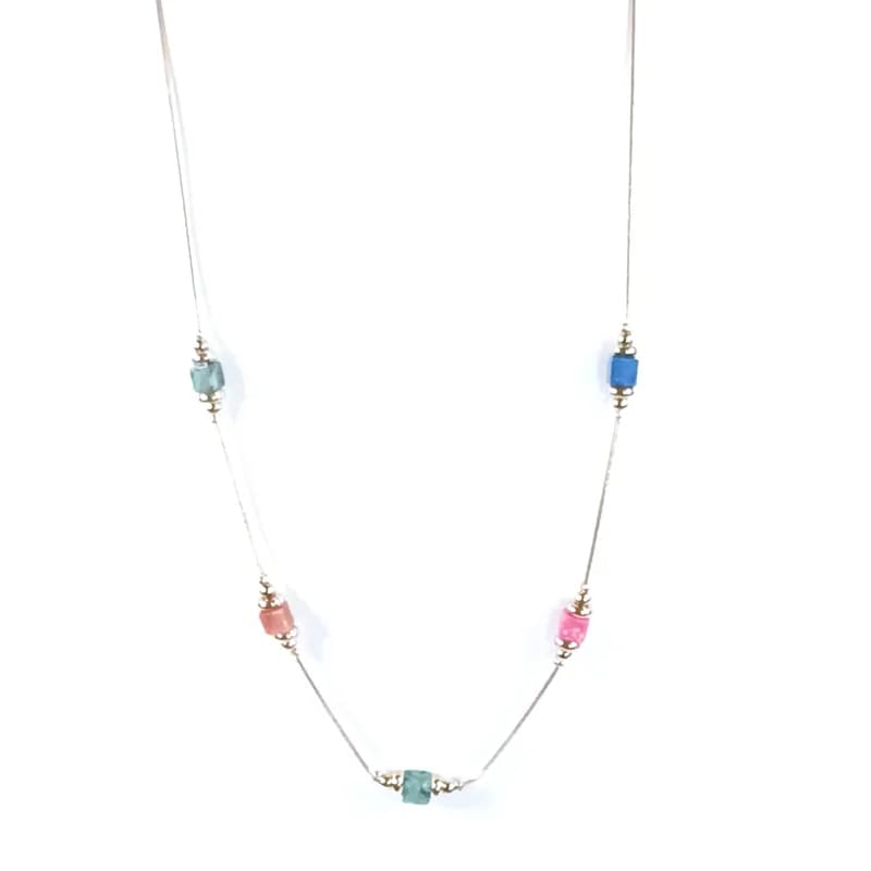 Collier chaîne fine ton or rose avec cinq cubes colorés, vu de face.