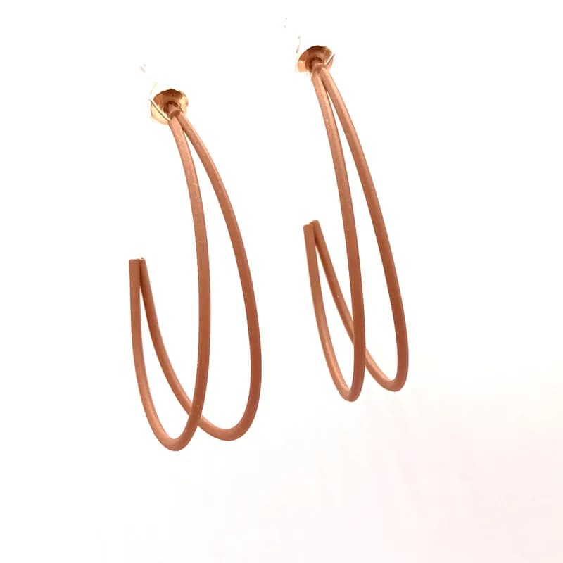 Paire de créoles double anneau marron mat, vue de trois quarts.