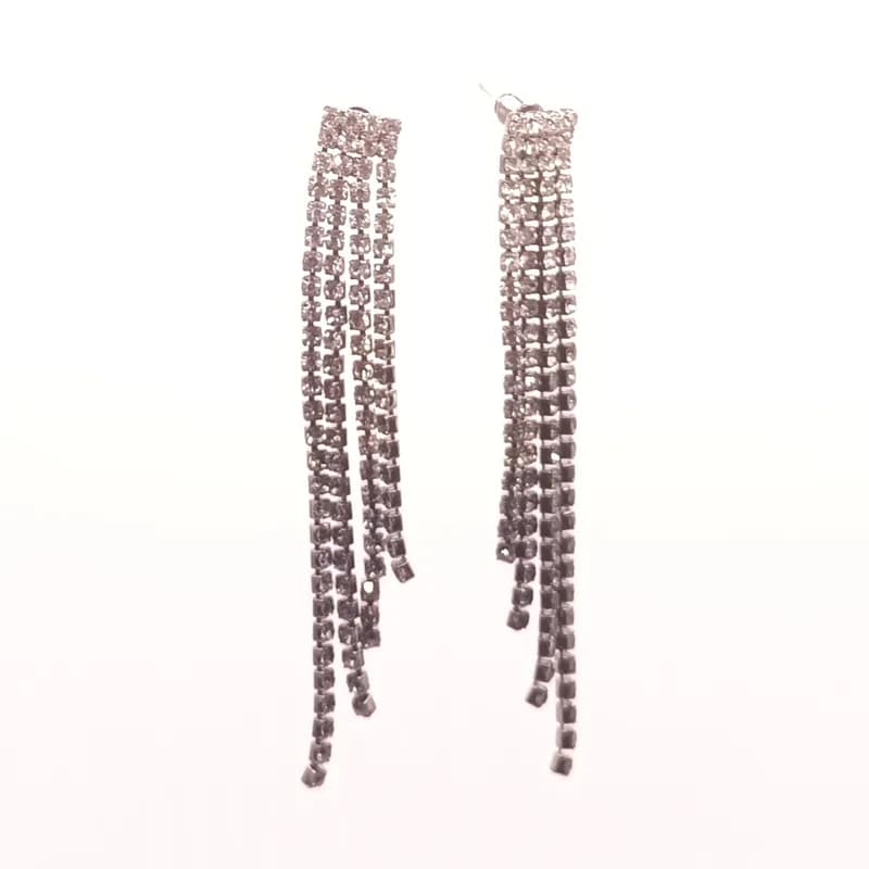 Paire de boucles d'oreilles pendantes à franges de strass noirs et transparents, présentées de face sur fond blanc