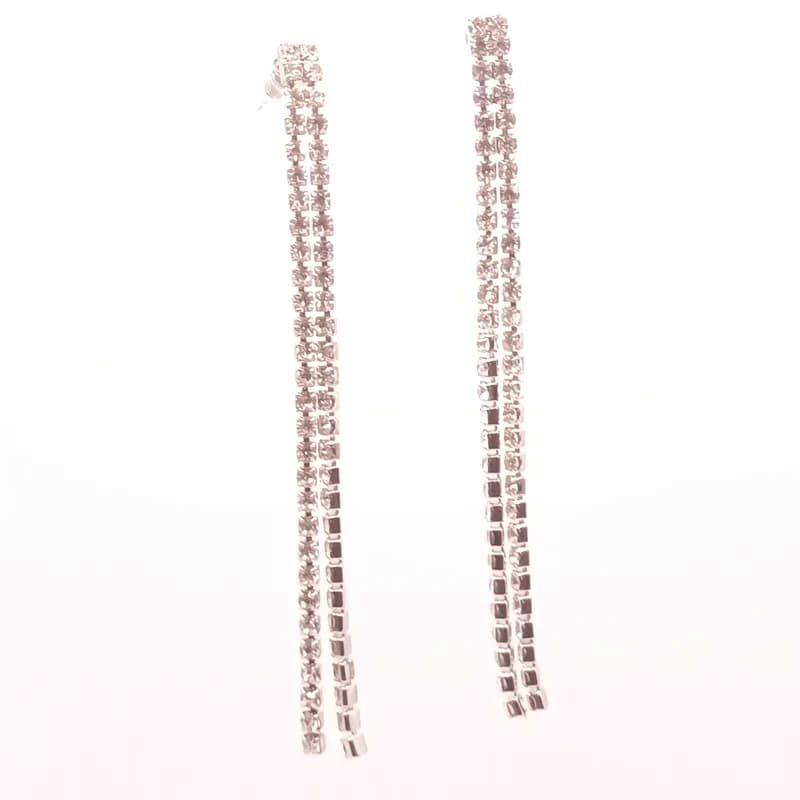 Boucles d'oreilles longues à double filet serti, présentées de face sur fond blanc