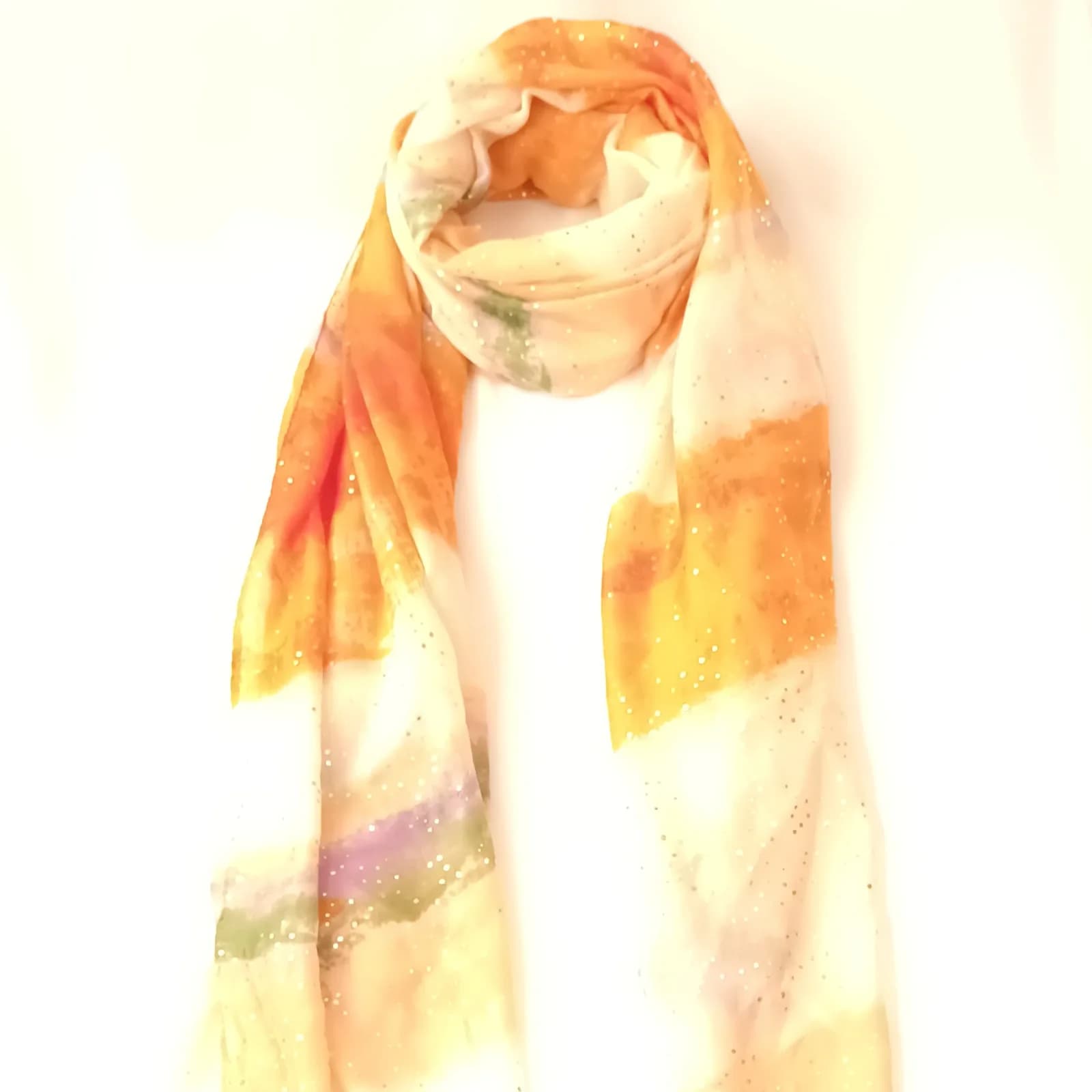 Foulard aquarelle orange, jaune et ivoire à pois scintillants, noué en boucle et vu de face.