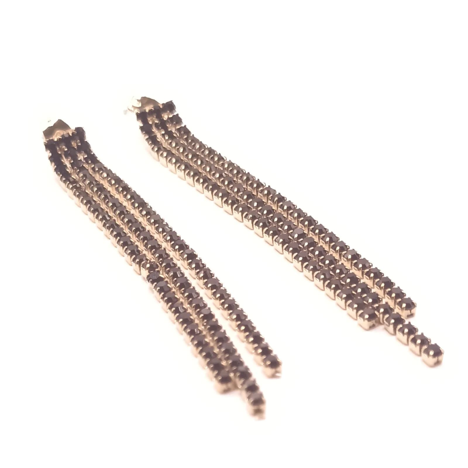 Paire de boucles d'oreilles pendantes à franges de pierres noires et montures dorées