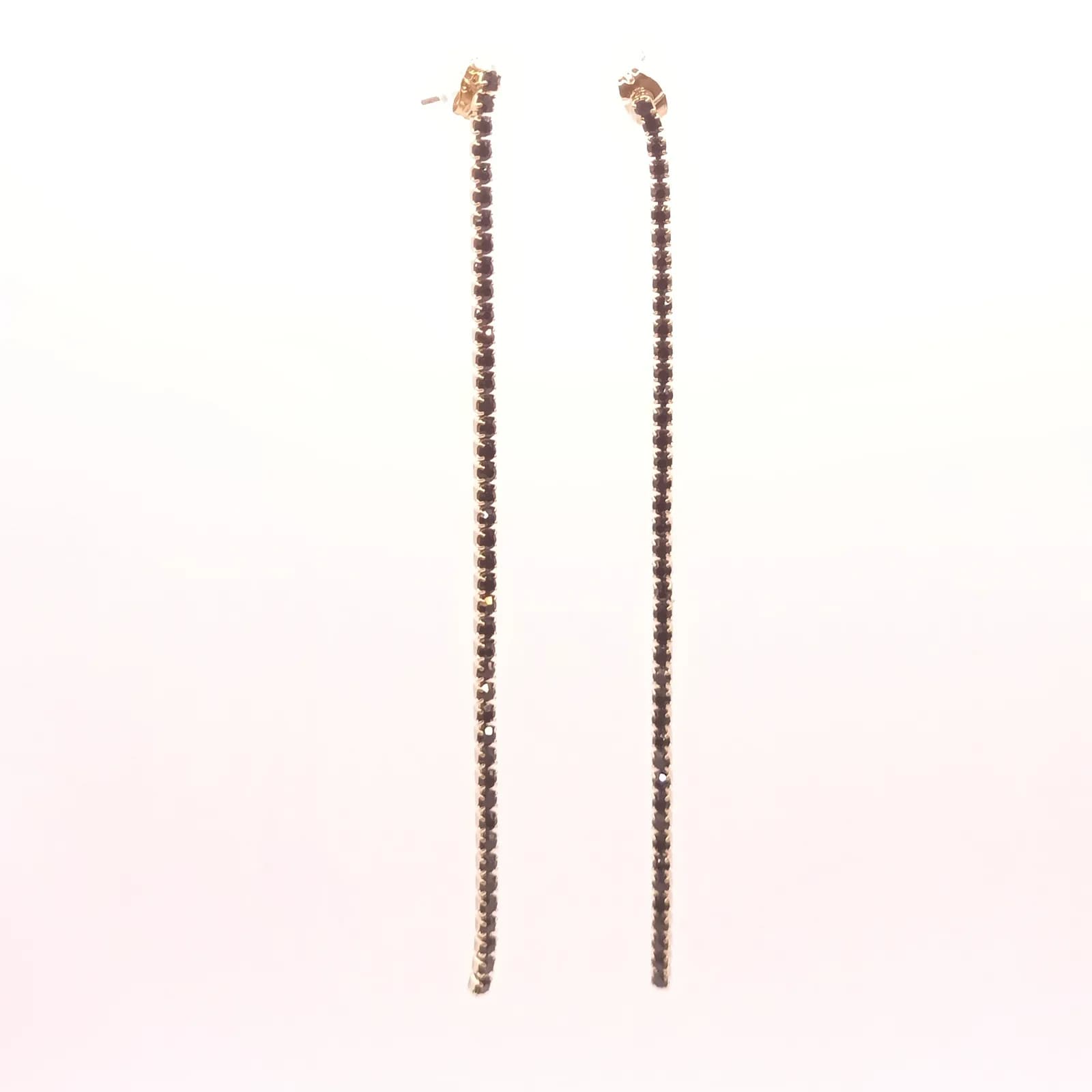 Boucles d'oreilles très longues à une seule rangée de pierres noires, vues de face sur fond blanc