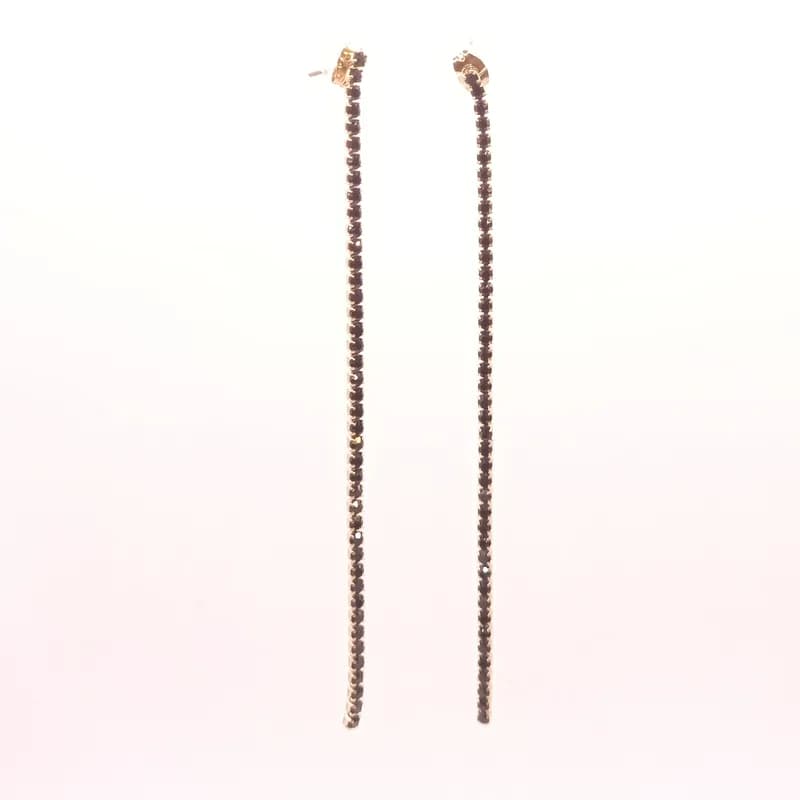 Boucles d'oreilles très longues à une seule rangée de pierres noires, vues de face sur fond blanc