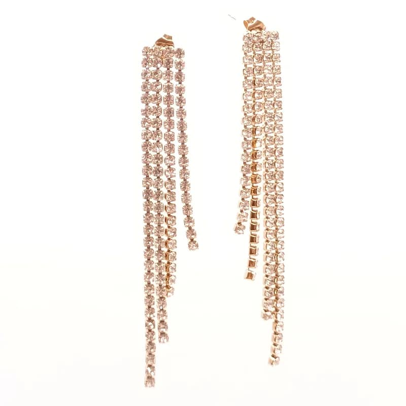 Boucles d'oreilles longues composées de quatre rangs de pierres transparentes, présentées de face