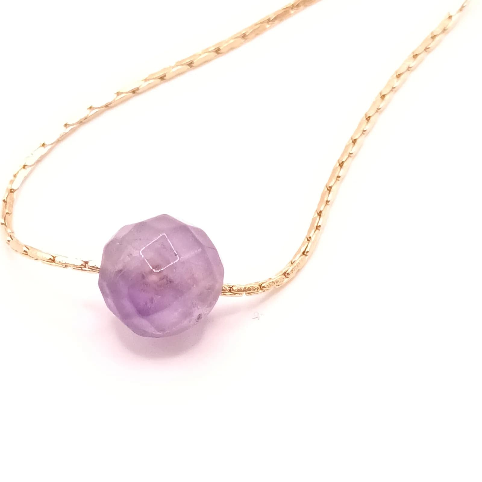 Paire de boucles d'oreilles dorées à chaîne en boucle et perle ronde violette facettée