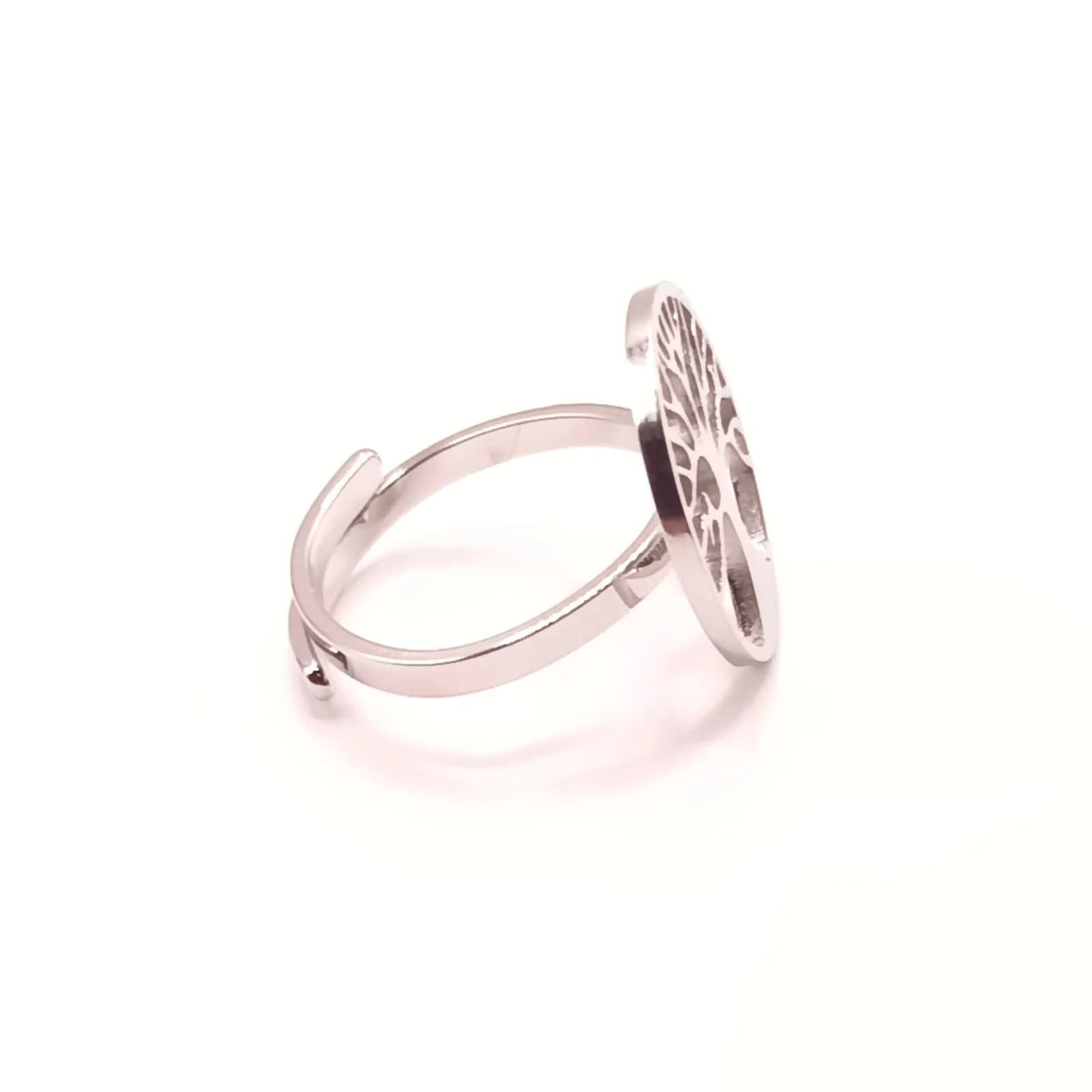 Détail du motif arbre de vie ajouré de la bague argentée