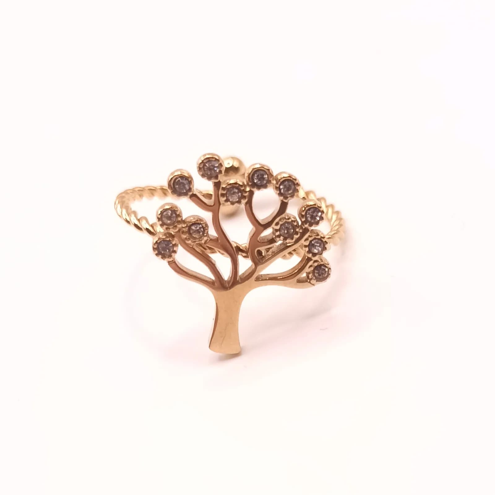 Bague arbre de vie dorée ornée de pierres scintillantes, vue de face.