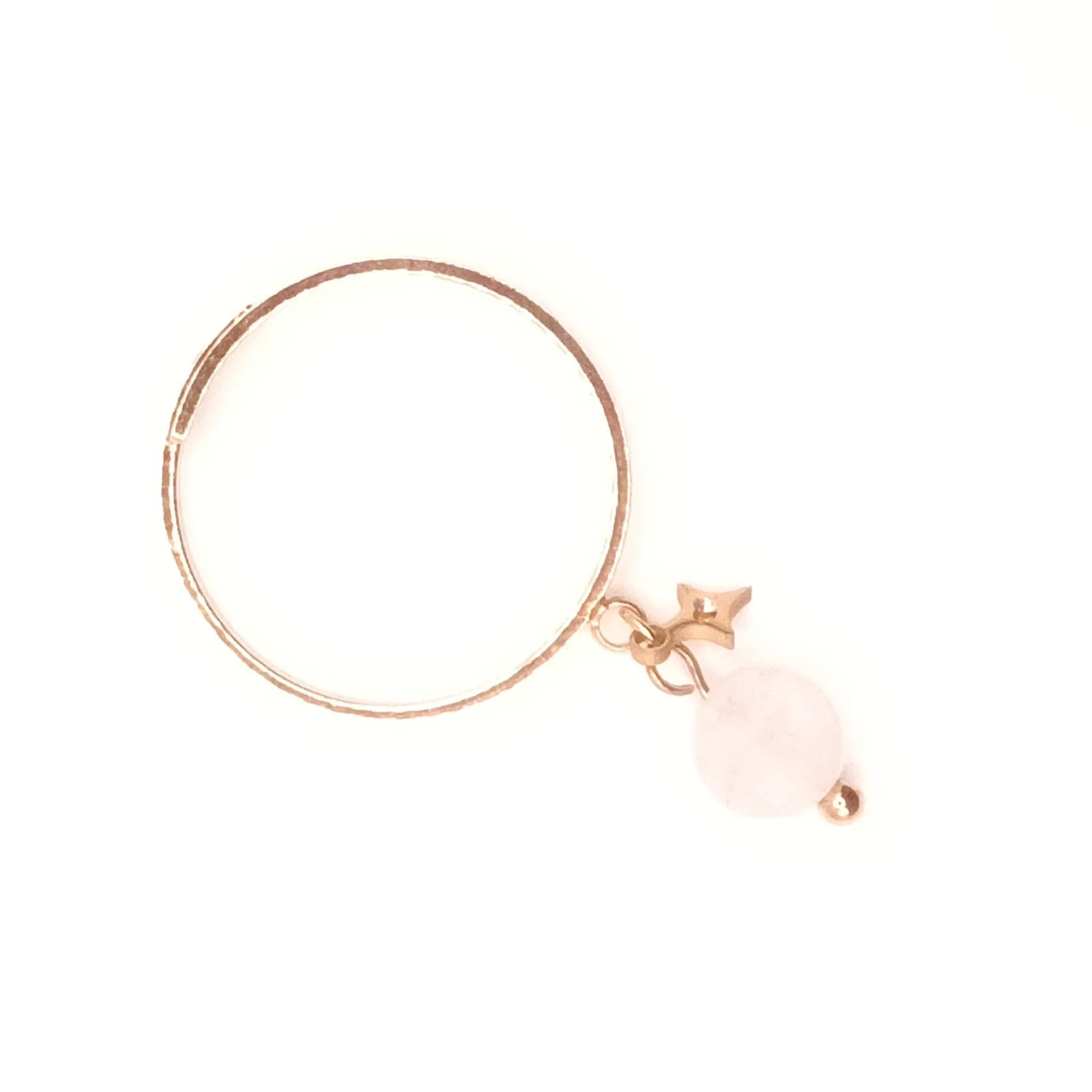 Détail de la perle blanche et de l'étoile sertie de la bague dorée