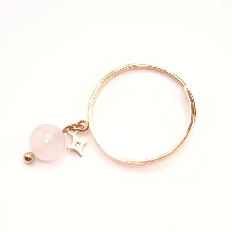 Bague dorée à breloques perle blanche et étoile - vue de face