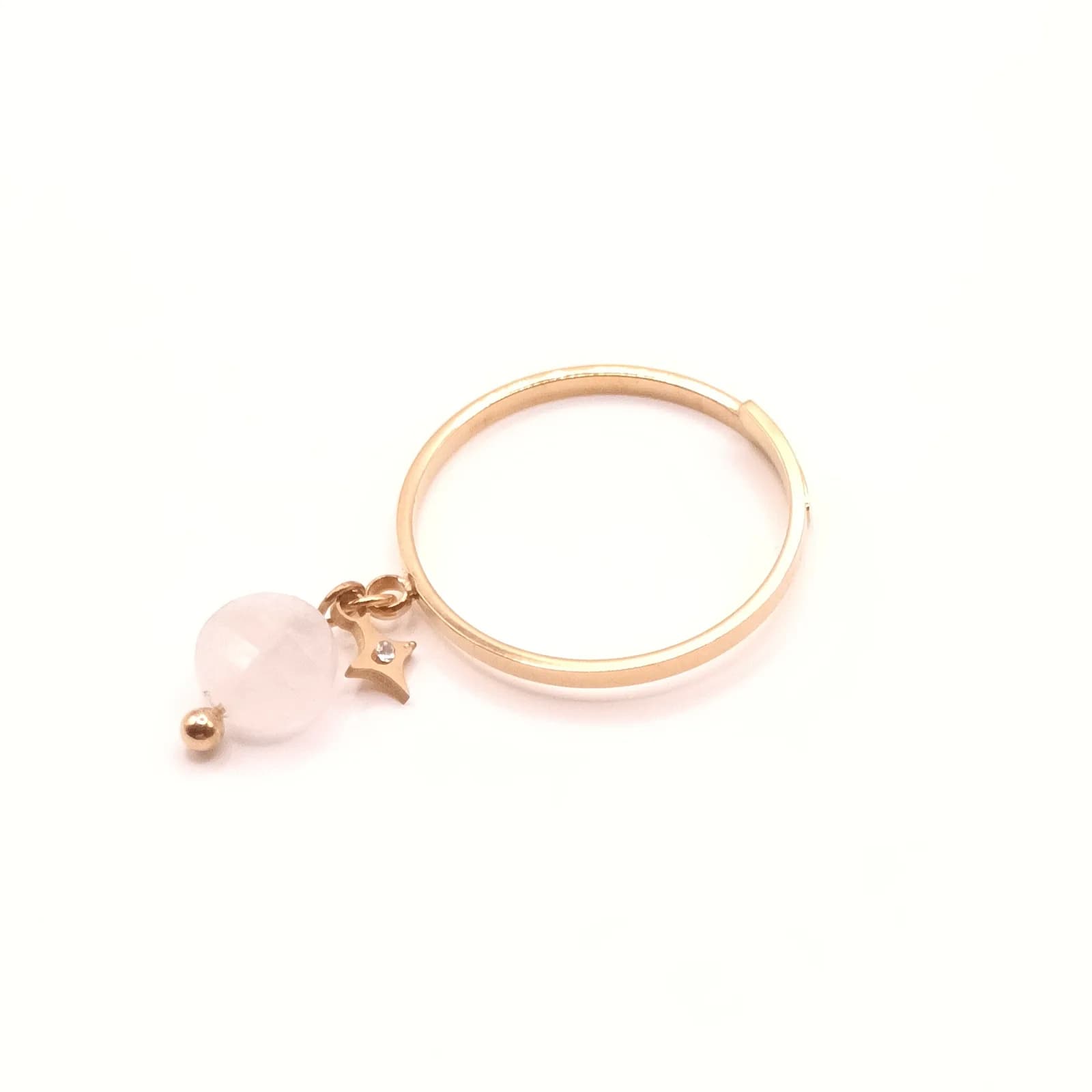 Bague fine dorée avec perle blanche translucide et étoile sertie - vue de trois quarts