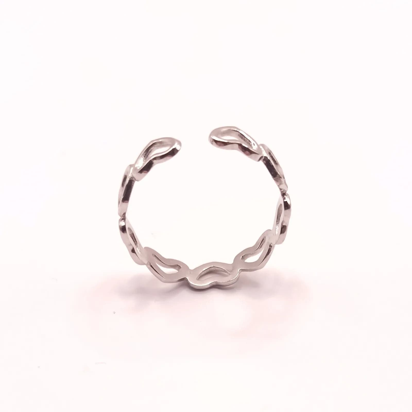 Bague à cœurs ajourés vue de profil, laissant voir son ouverture réglable.
