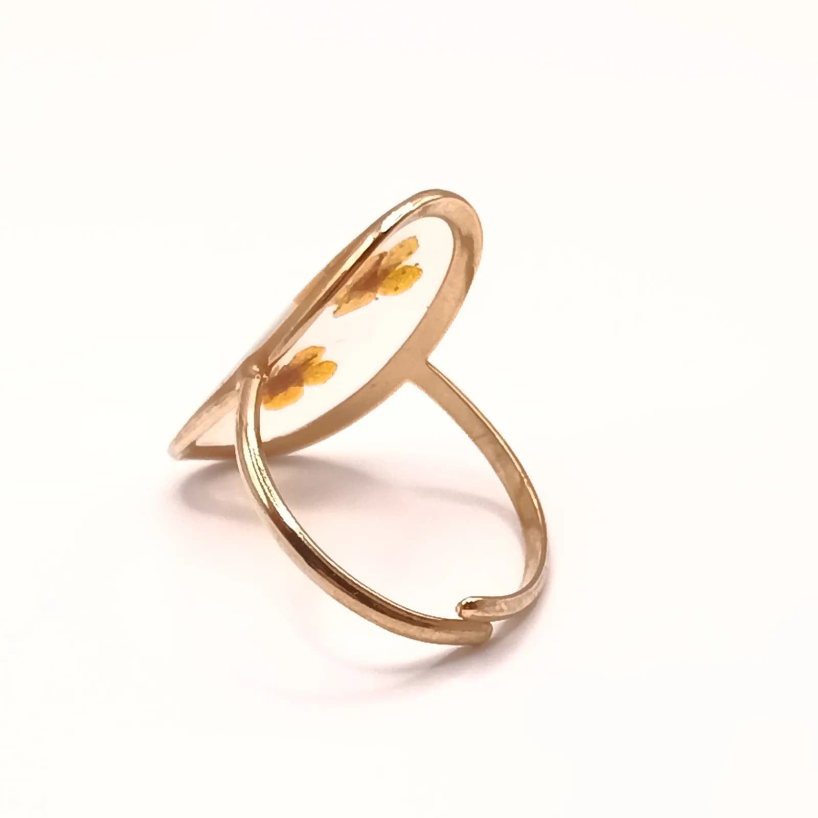 Bague fleurs séchées ajustable dorée - vue de trois quarts sur l'anneau ouvert