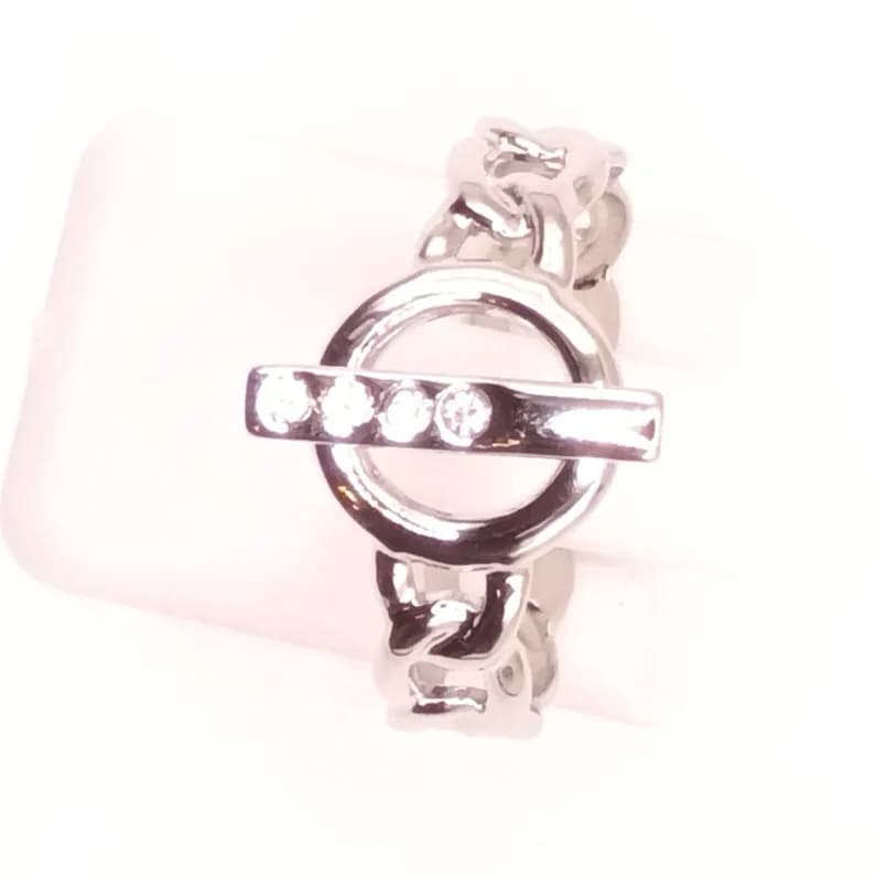 Bague maille chaîne argentée avec cercle barré de strass - vue de dessus