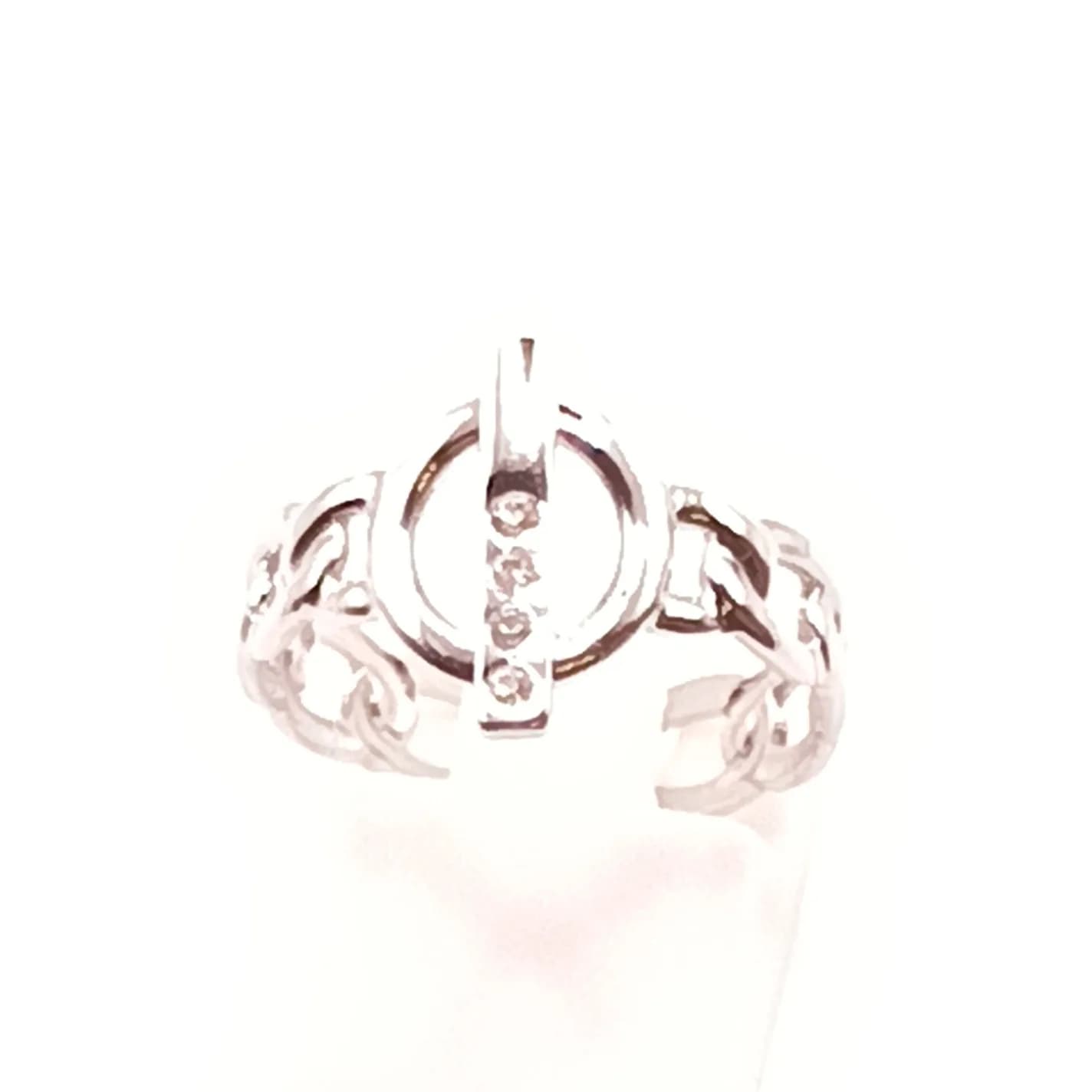 Bague argentée motif chaîne et cercle serti - vue de face
