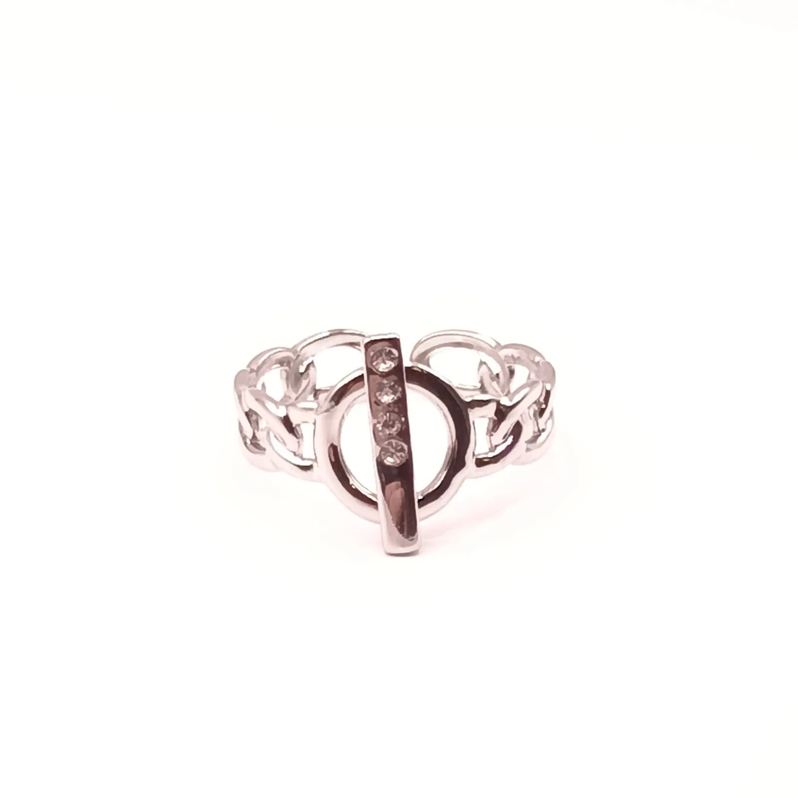 Bague maille chaîne argentée à barre sertie de strass - vue rapprochée