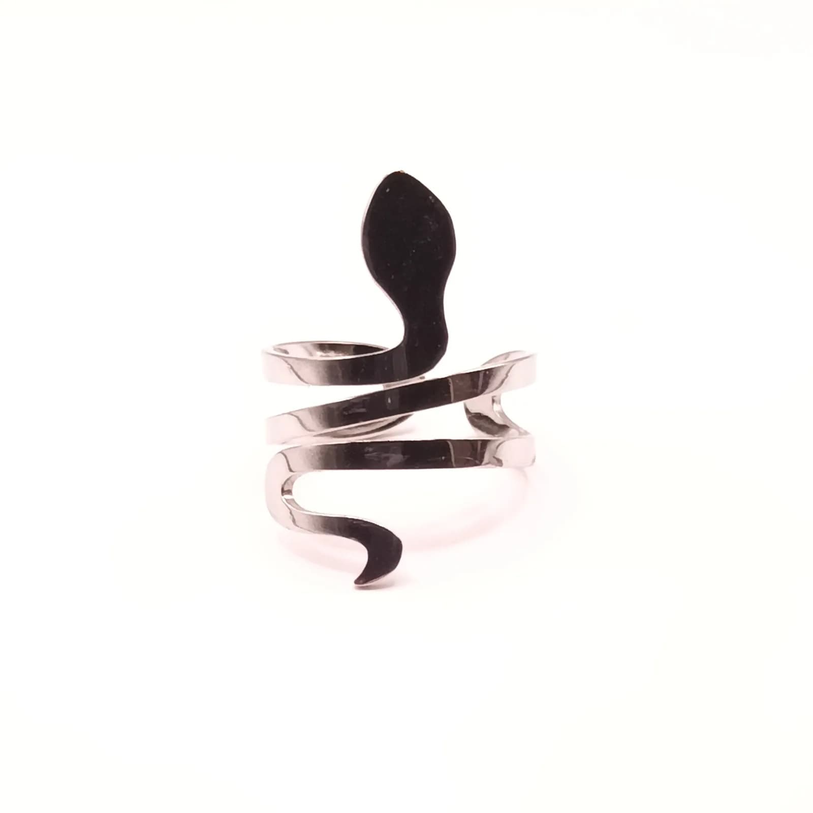 Bague serpent argentée enroulée en spirale - vue de trois quarts