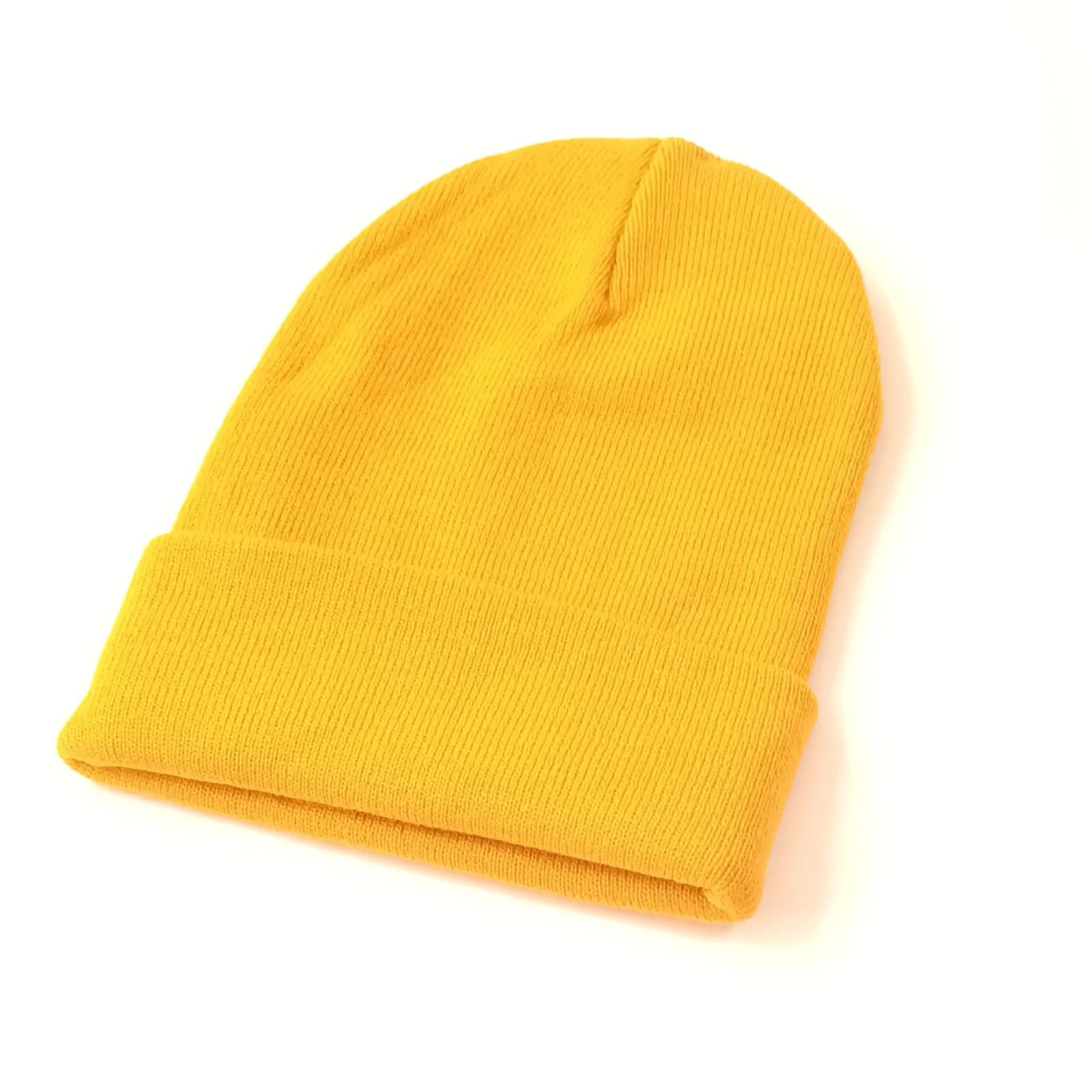 Bonnet jaune moutarde en maille à large revers, posé de biais sur fond blanc.