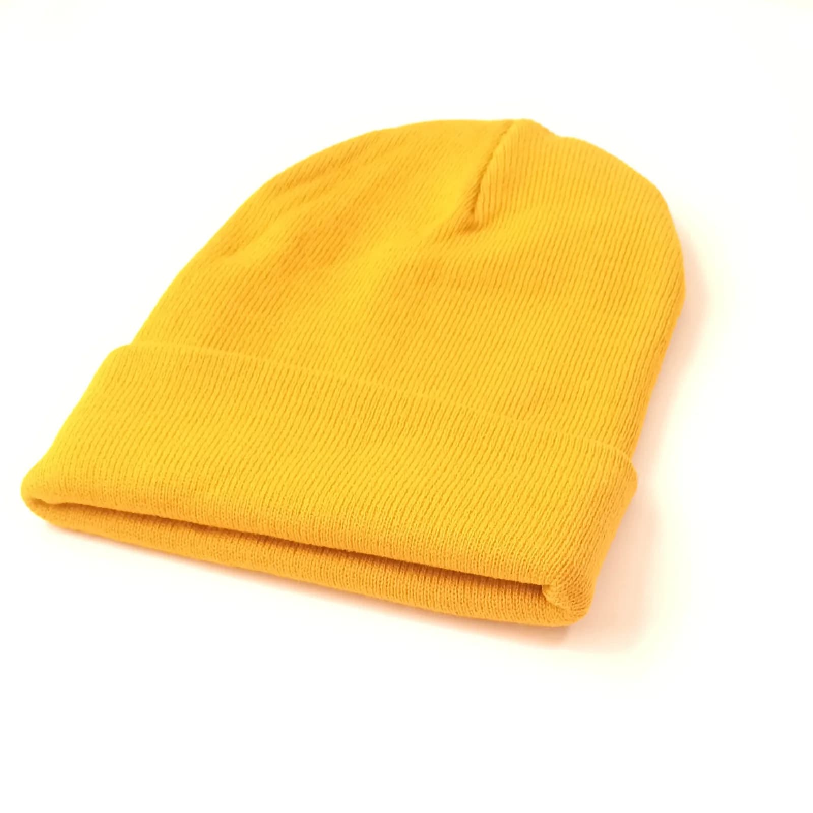 Bonnet jaune moutarde à revers, vu de trois quarts sur fond blanc.