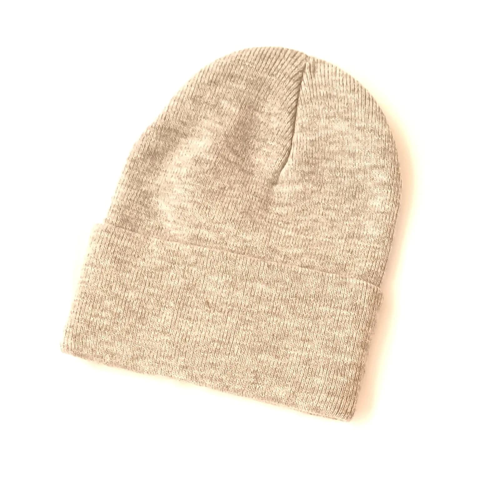 Bonnet beige chiné à large revers, posé de biais sur fond blanc.