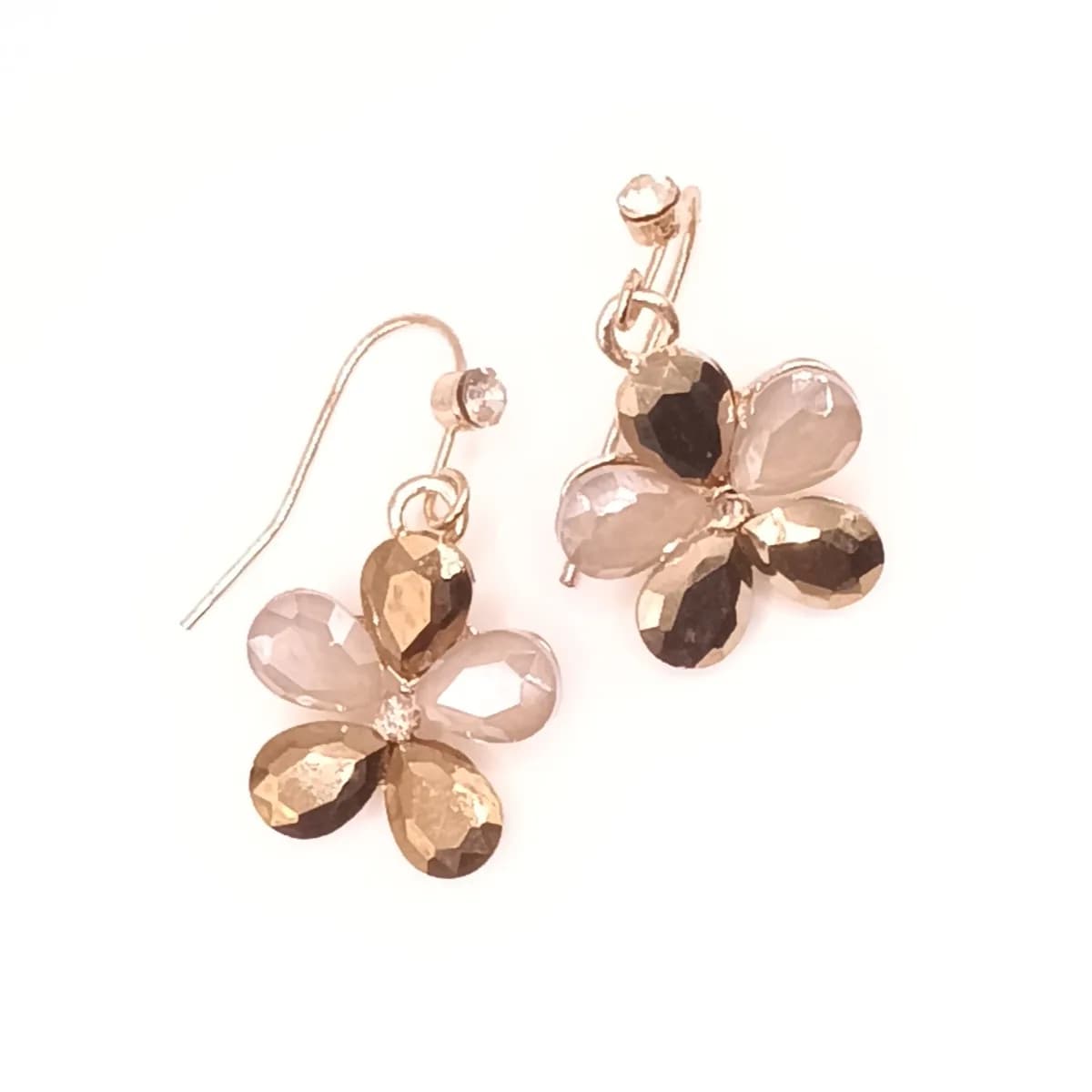 Boucles d'oreilles fleur dorées et rosées sur crochet, vue du dessus.