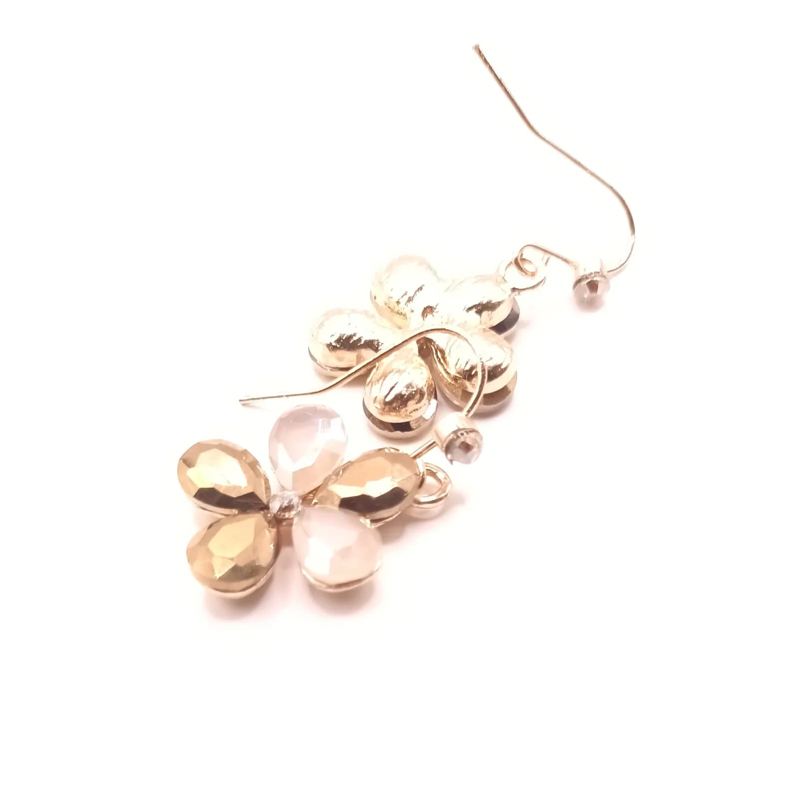 Boucle d'oreille fleur vue de face, et l'autre vue de dos avec son crochet doré.