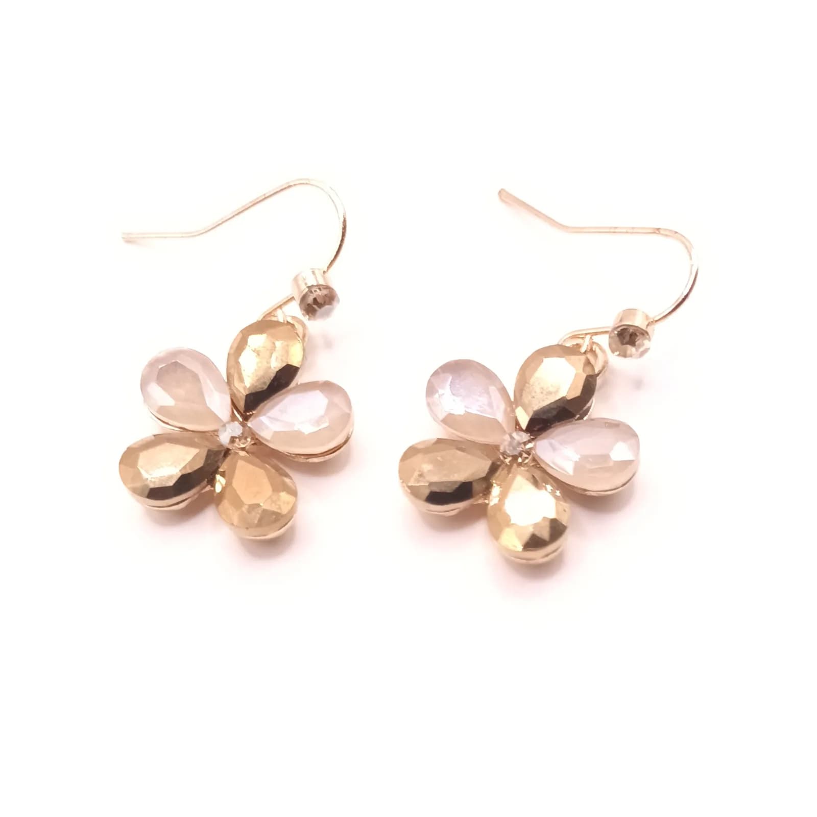 Paire de boucles d'oreilles pendantes en forme de fleur, avec des pétales facettés dorés et rosés, vue de face.