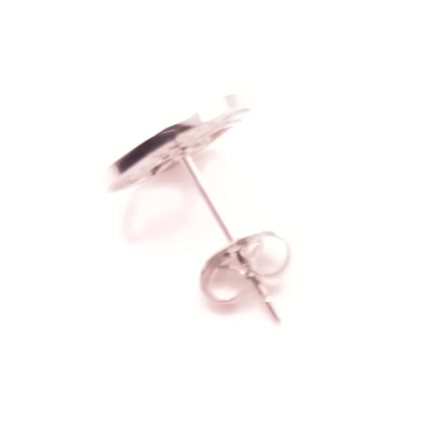 Boucle d'oreille puce arbre de vie vue de profil, avec sa tige et son fermoir poussette.